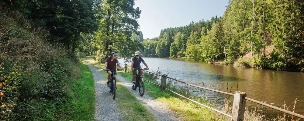 VTT électrique Cube Reaction Hybrid Pro 2026 chemin roulant canal